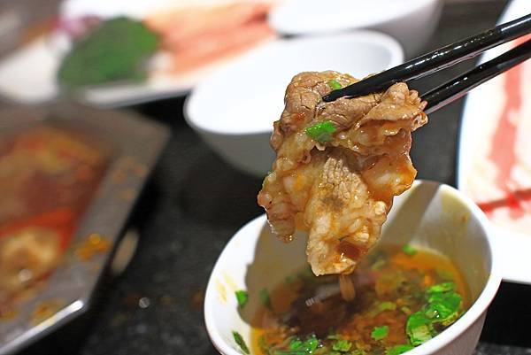 【板橋美食】重慶老火鍋-別的地方吃不到的正統重慶麻辣火鍋精髓美味！九宮格獨特吃法