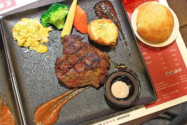 【板橋美食】究極上火焰炙燒牛排-平民的價格卻能吃到高檔餐廳的美味