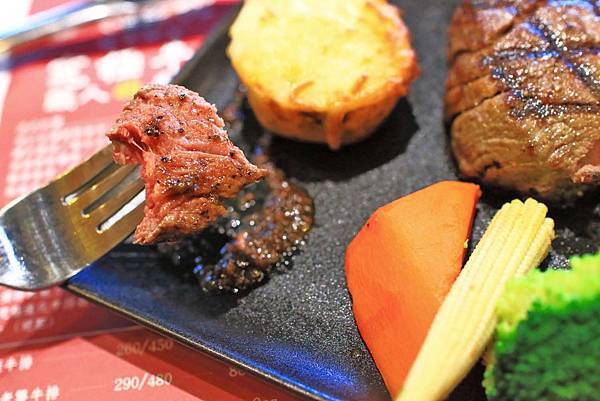 【板橋美食】究極上火焰炙燒牛排-平民的價格卻能吃到高檔餐廳的美味