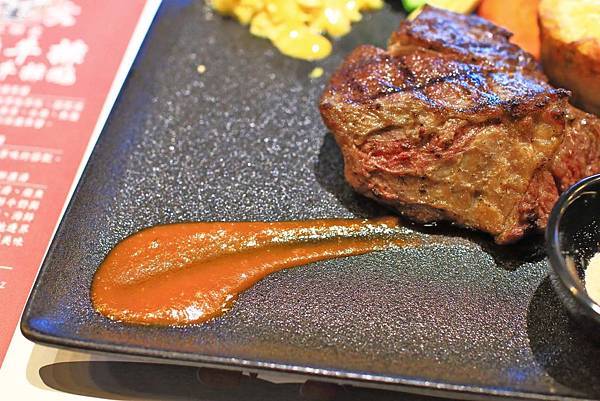 【板橋美食】究極上火焰炙燒牛排-平民的價格卻能吃到高檔餐廳的美味