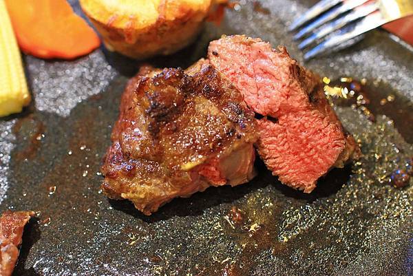 【板橋美食】究極上火焰炙燒牛排-平民的價格卻能吃到高檔餐廳的美味