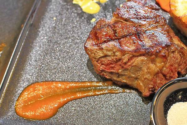 【板橋美食】究極上火焰炙燒牛排-平民的價格卻能吃到高檔餐廳的美味