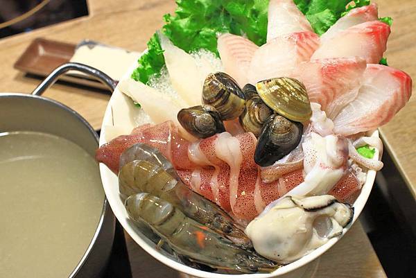 【中和美食】龍石鍋物-全台首創火焰龍蝦石頭爆炒火鍋