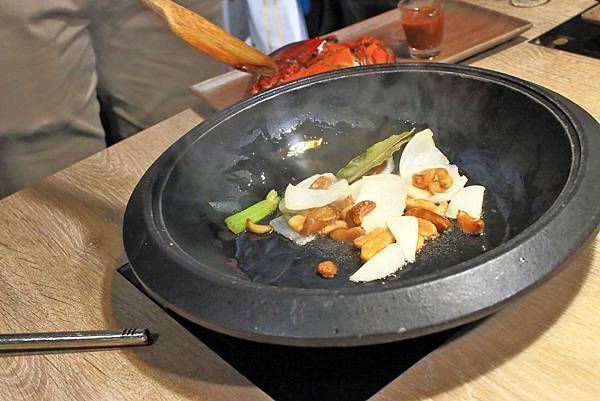 【中和美食】龍石鍋物-全台首創火焰龍蝦石頭爆炒火鍋