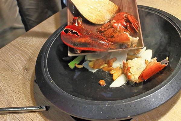 【中和美食】龍石鍋物-全台首創火焰龍蝦石頭爆炒火鍋