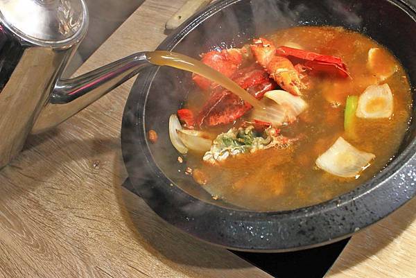 【中和美食】龍石鍋物-全台首創火焰龍蝦石頭爆炒火鍋