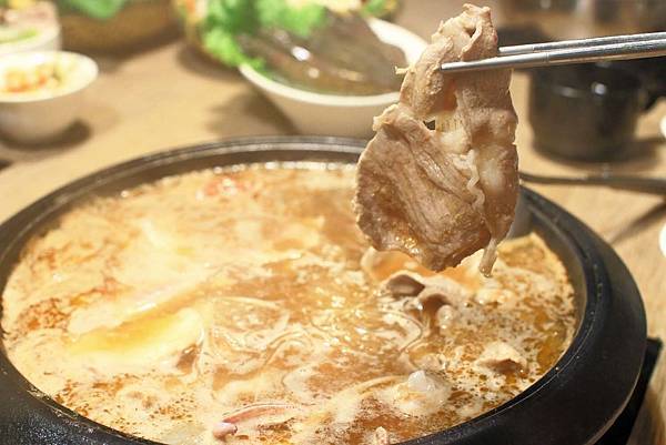 【中和美食】龍石鍋物-全台首創火焰龍蝦石頭爆炒火鍋