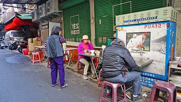 【三重美食】無名路邊攤美食-用餐時間不少人潮的虱目魚路邊攤美食店家