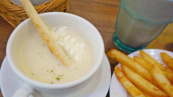 【蘆洲美食】R2義麵小棧-用餐時間還要排隊才能吃到的高CP值餐廳