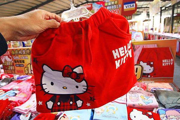 【春節破盤出清！一件都不留】新北最大檔次童裝特賣會！最低下殺２件１００元，滿２０００再折２００，絕無僅有的超低價，買到賺到，錯過就沒有了～！新莊輔大夜市拍手童裝特賣會