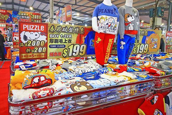 【春節破盤出清！一件都不留】新北最大檔次童裝特賣會！最低下殺２件１００元，滿２０００再折２００，絕無僅有的超低價，買到賺到，錯過就沒有了～！新莊輔大夜市拍手童裝特賣會