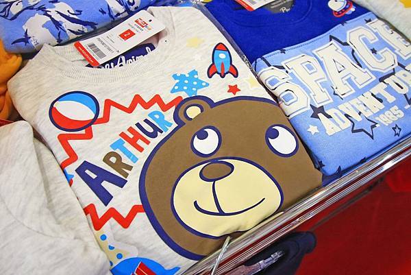 【春節破盤出清！一件都不留】新北最大檔次童裝特賣會！最低下殺２件１００元，滿２０００再折２００，絕無僅有的超低價，買到賺到，錯過就沒有了～！新莊輔大夜市拍手童裝特賣會