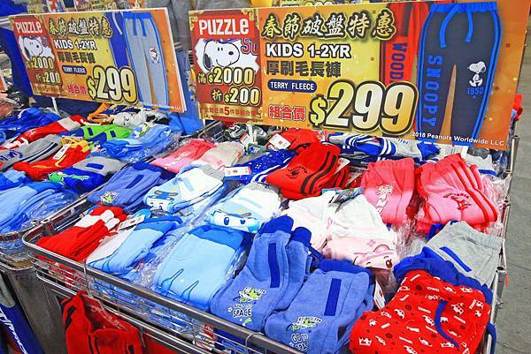 【春節破盤出清！一件都不留】新北最大檔次童裝特賣會！最低下殺２件１００元，滿２０００再折２００，絕無僅有的超低價，買到賺到，錯過就沒有了～！新莊輔大夜市拍手童裝特賣會