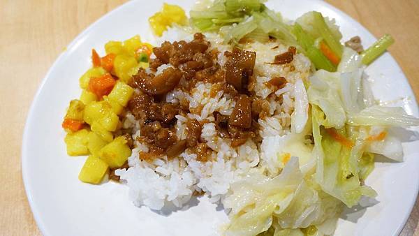 【台北美食】三福排骨飯-附近居民從小吃到大的20年老字號排骨飯店