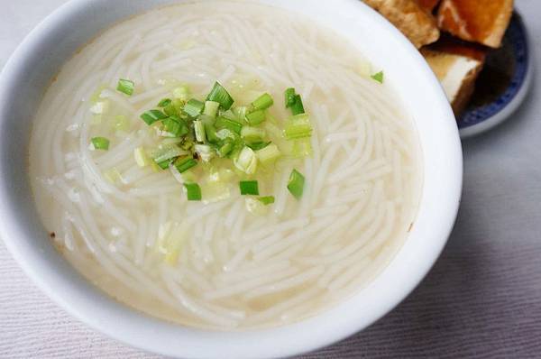 【台北美食】無名路邊攤米粉湯-每到用餐時間大排長龍的路邊攤美食