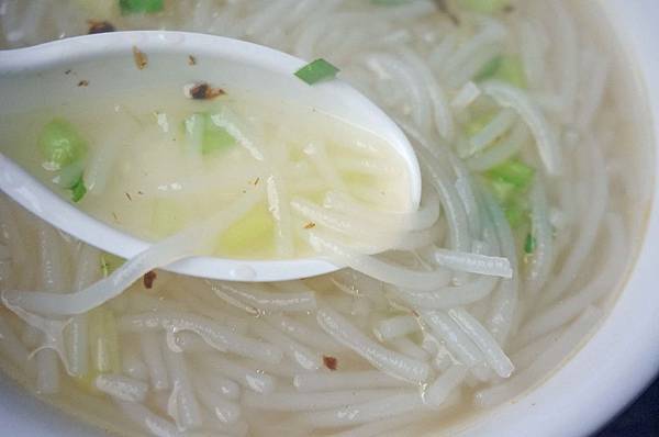 【台北美食】無名路邊攤米粉湯-每到用餐時間大排長龍的路邊攤美食