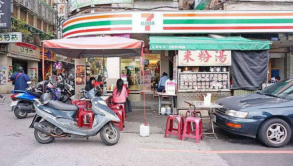 【台北美食】無名路邊攤米粉湯-每到用餐時間大排長龍的路邊攤美食