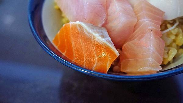 【台北美食】築地平價日式料理-捷運站旁超級便宜的生魚片丼飯