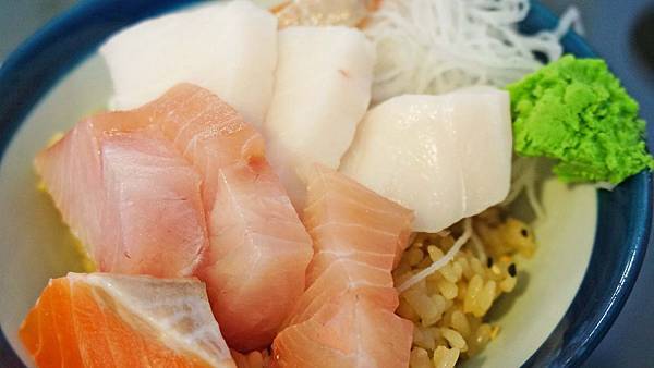 【台北美食】築地平價日式料理-捷運站旁超級便宜的生魚片丼飯