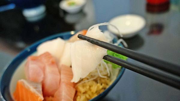 【台北美食】築地平價日式料理-捷運站旁超級便宜的生魚片丼飯