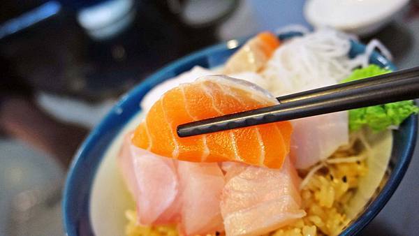 【台北美食】築地平價日式料理-捷運站旁超級便宜的生魚片丼飯