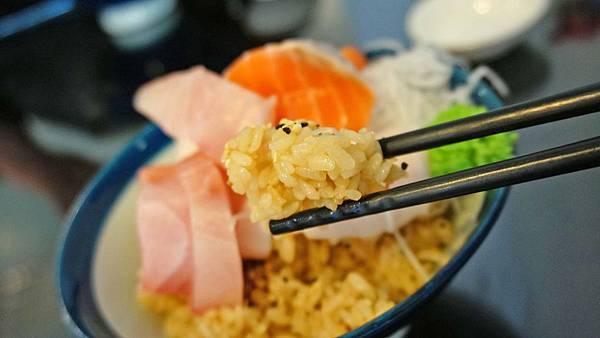 【台北美食】築地平價日式料理-捷運站旁超級便宜的生魚片丼飯