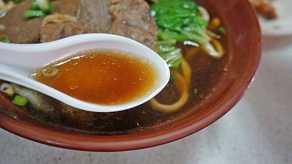 【板橋美食】台北手工刀切牛肉麵-CP值超高！巷弄裡的80元牛肉麵