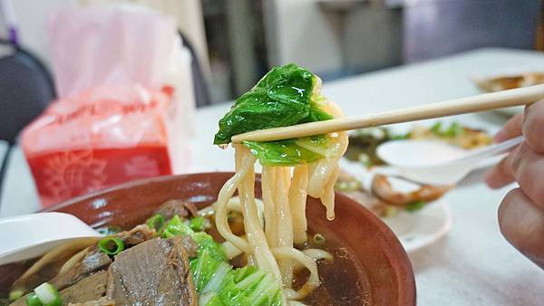 【板橋美食】台北手工刀切牛肉麵-CP值超高！巷弄裡的80元牛肉麵