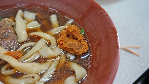 【板橋美食】台北手工刀切牛肉麵-CP值超高！巷弄裡的80元牛肉麵