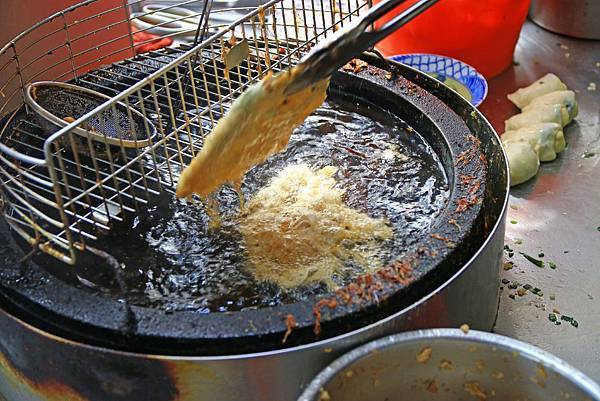 【台北美食】重慶豆漿炸蛋餅-吃了讚不絕口！超過４０年老字號炸蛋蛋餅店