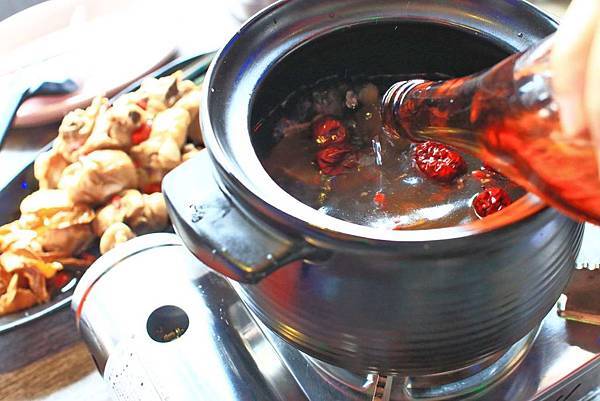 【台中美食】水貨烤魚-一吃停不下手,一口接一口的鮮甜烤魚火鍋料理!