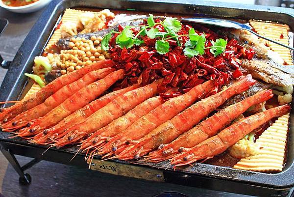 【台中美食】水貨烤魚-一吃停不下手,一口接一口的鮮甜烤魚火鍋料理! 【台中美食】水貨烤魚-一吃停不下手,一口接一口的鮮甜烤魚火鍋料理!