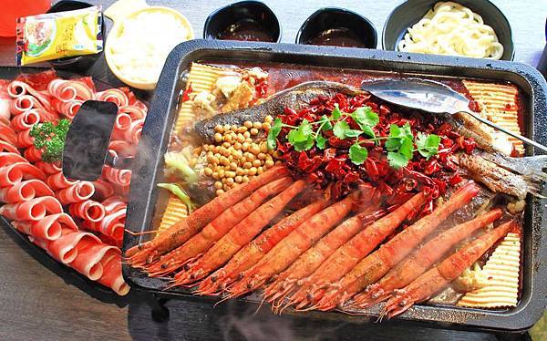 【台中美食】水貨烤魚-一吃停不下手,一口接一口的鮮甜烤魚火鍋料理! 【台中美食】水貨烤魚-一吃停不下手,一口接一口的鮮甜烤魚火鍋料理!