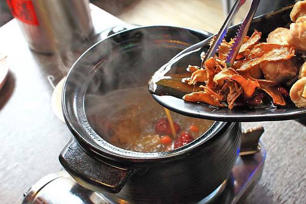 【台中美食】水貨烤魚-一吃停不下手,一口接一口的鮮甜烤魚火鍋料理! 【台中美食】水貨烤魚-一吃停不下手,一口接一口的鮮甜烤魚火鍋料理!
