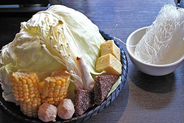 【台中美食】水貨烤魚-一吃停不下手，一口接一口的鮮甜烤魚火鍋料理！