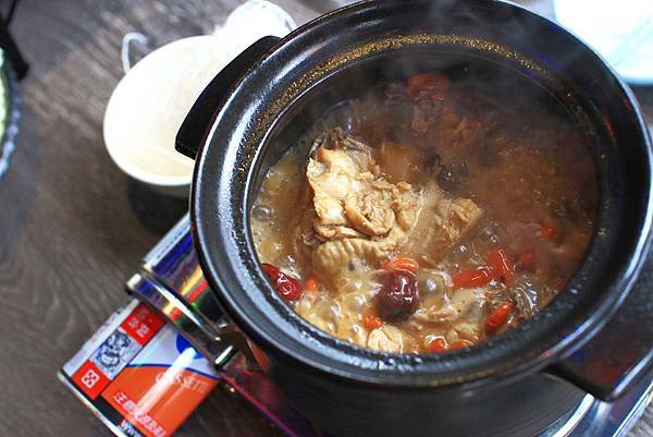 【台中美食】水貨烤魚-一吃停不下手,一口接一口的鮮甜烤魚火鍋料理! 【台中美食】水貨烤魚-一吃停不下手,一口接一口的鮮甜烤魚火鍋料理!