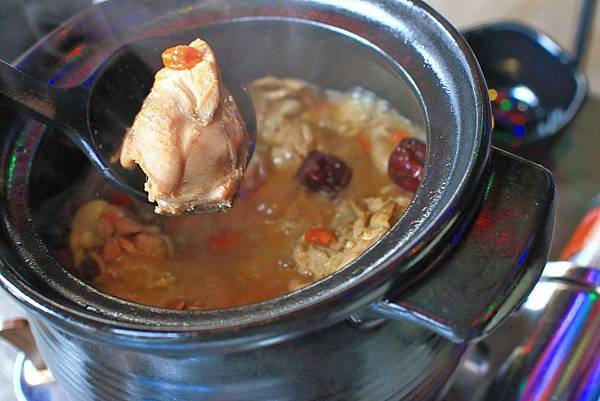 【台中美食】水貨烤魚-一吃停不下手,一口接一口的鮮甜烤魚火鍋料理! 【台中美食】水貨烤魚-一吃停不下手,一口接一口的鮮甜烤魚火鍋料理!