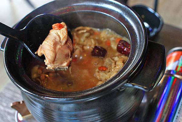 【台中美食】水貨烤魚-一吃停不下手，一口接一口的鮮甜烤魚火鍋料理！