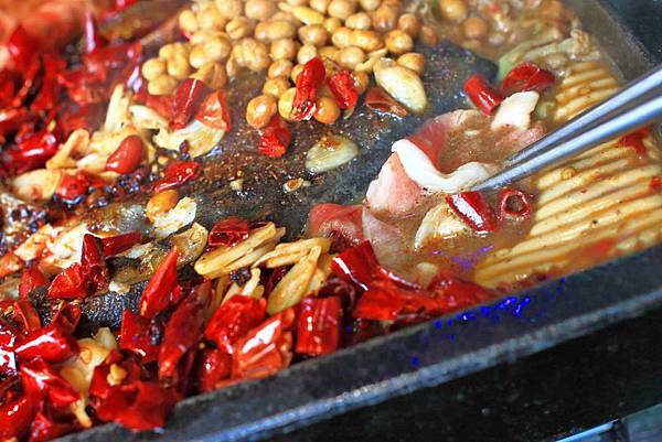 【台中美食】水貨烤魚-一吃停不下手,一口接一口的鮮甜烤魚火鍋料理!