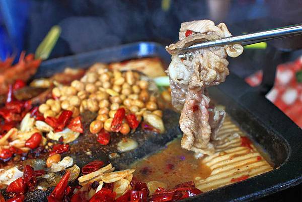 【台中美食】水貨烤魚-一吃停不下手,一口接一口的鮮甜烤魚火鍋料理!