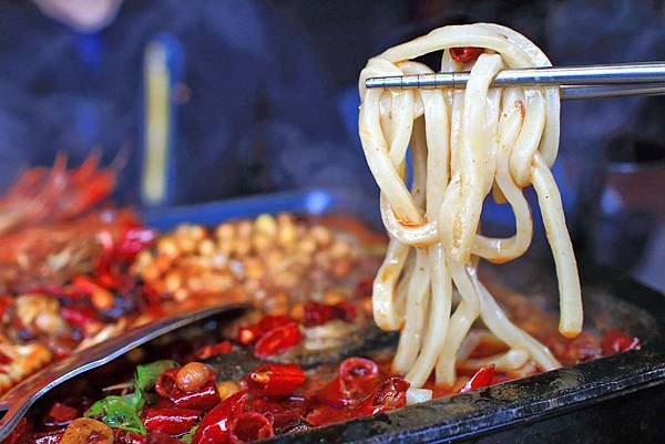 【台中美食】水貨烤魚-一吃停不下手,一口接一口的鮮甜烤魚火鍋料理!