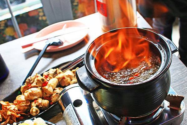 【台中美食】水貨烤魚-一吃停不下手,一口接一口的鮮甜烤魚火鍋料理! 【台中美食】水貨烤魚-一吃停不下手,一口接一口的鮮甜烤魚火鍋料理!