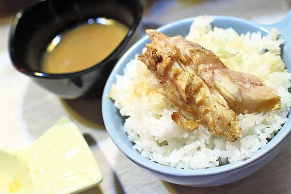 【台北美食】水貨烤魚(台北小巨蛋店)-２個人也吃不完的超級無敵大份量烤魚火鍋料理！