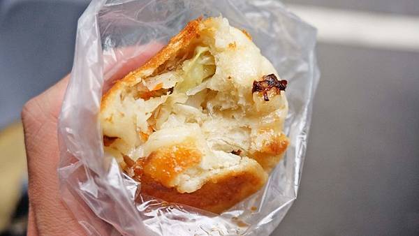 【三重美食】李記素食水煎包-CP值爆表!跟拳頭一樣大的水煎包1顆6元 【三重美食】李記素食水煎包-CP值爆表!跟拳頭一樣大的水煎包1顆6元