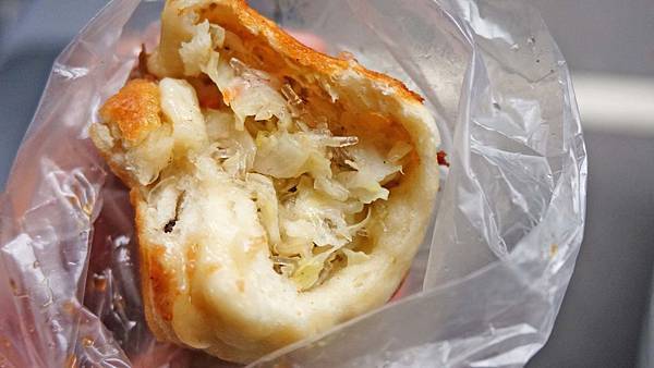 【三重美食】李記素食水煎包-CP值爆表!跟拳頭一樣大的水煎包1顆6元 【三重美食】李記素食水煎包-CP值爆表!跟拳頭一樣大的水煎包1顆6元