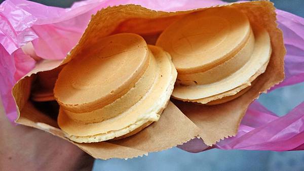 【板橋美食】國輝車輪餅-下雨天照樣排隊的超人氣排隊紅豆餅小吃店