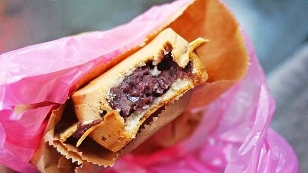 【板橋美食】國輝車輪餅-下雨天照樣排隊的超人氣排隊紅豆餅小吃店