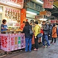 【板橋美食】國輝車輪餅-下雨天照樣排隊的超人氣排隊紅豆餅小吃店