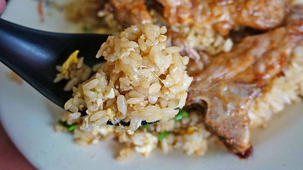 【台北美食】黑記懷舊排骨飯-中午用餐時間還要排隊才能吃到的美食