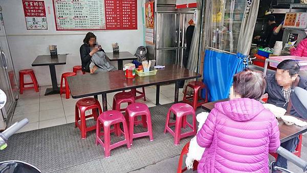 【板橋美食】董ㄟ小吃-人潮絡澤不絕的高CP值熱炒小吃店